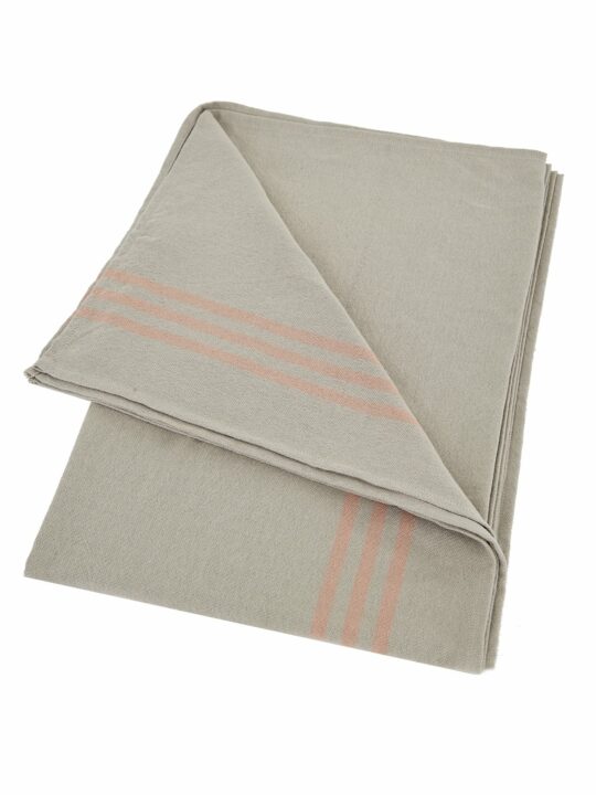 Productfoto van beige tafelkleed met koraal kleurige horizontale strepen