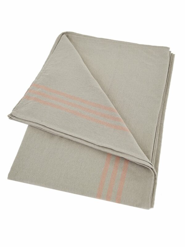 Productfoto van beige tafelkleed met koraal kleurige horizontale strepen