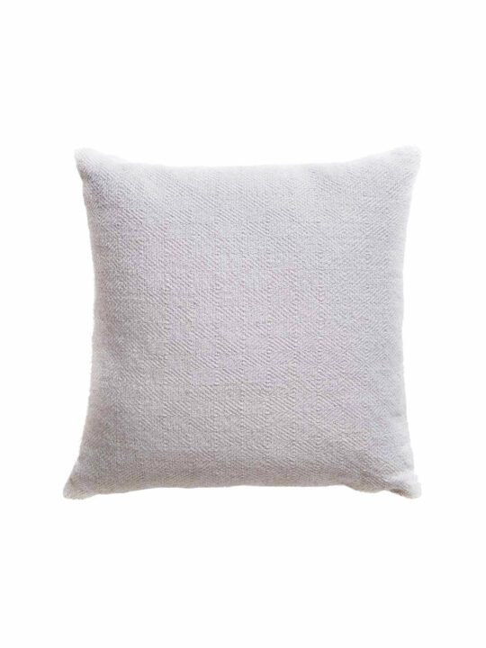 Productfoto van schelpkleurig kussen met ruitpatroon in formaat 45 x 45 cm