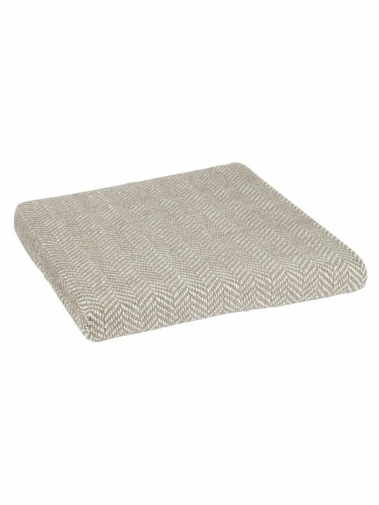 productfoto van zandkleurig vierkant zitkussen voor in een stoel met visgraat motief