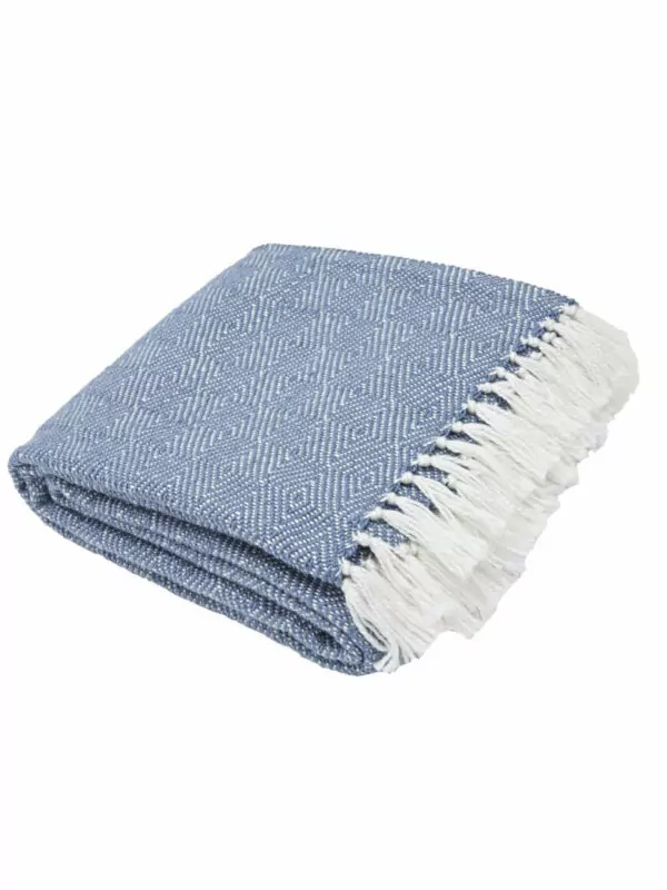 productfoto van marineblauwe deken opgevouwen met witte franjes