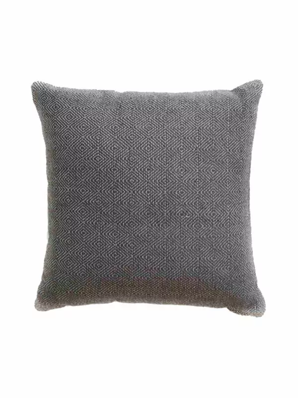 Productfoto van donkerbruin vierkant kussen met maat 45 x 45 cm met subtiel ruitpatroon