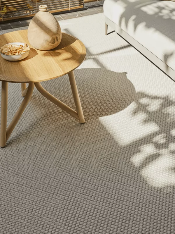 Buitenkleed met sisal look in het beige met houten tafeltje