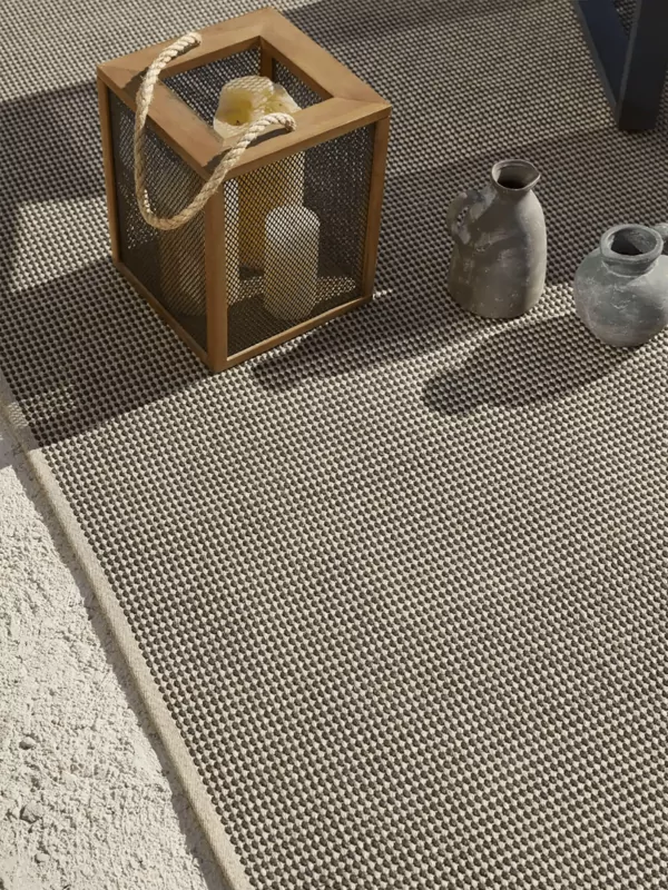 Buitenkleed fijn in 2 kleuren zand met zwart me windlicht