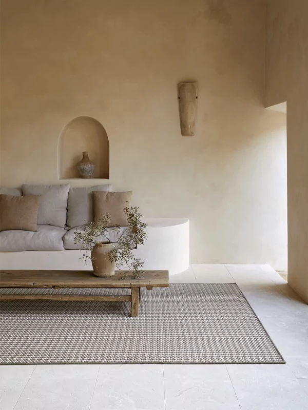 Buitenkleed met sisal look in 2 kleuren bruin met beige op patio