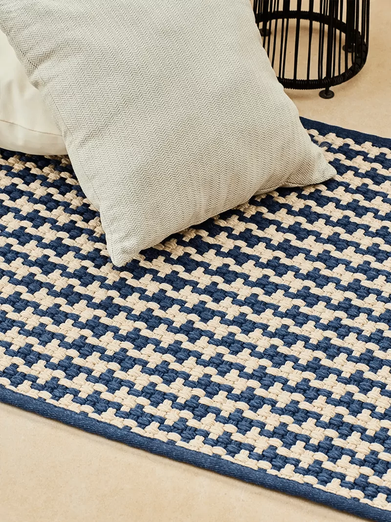 Buitenkleed in sisal look met 2 kleuren beige en kobaltblauw met kussens
