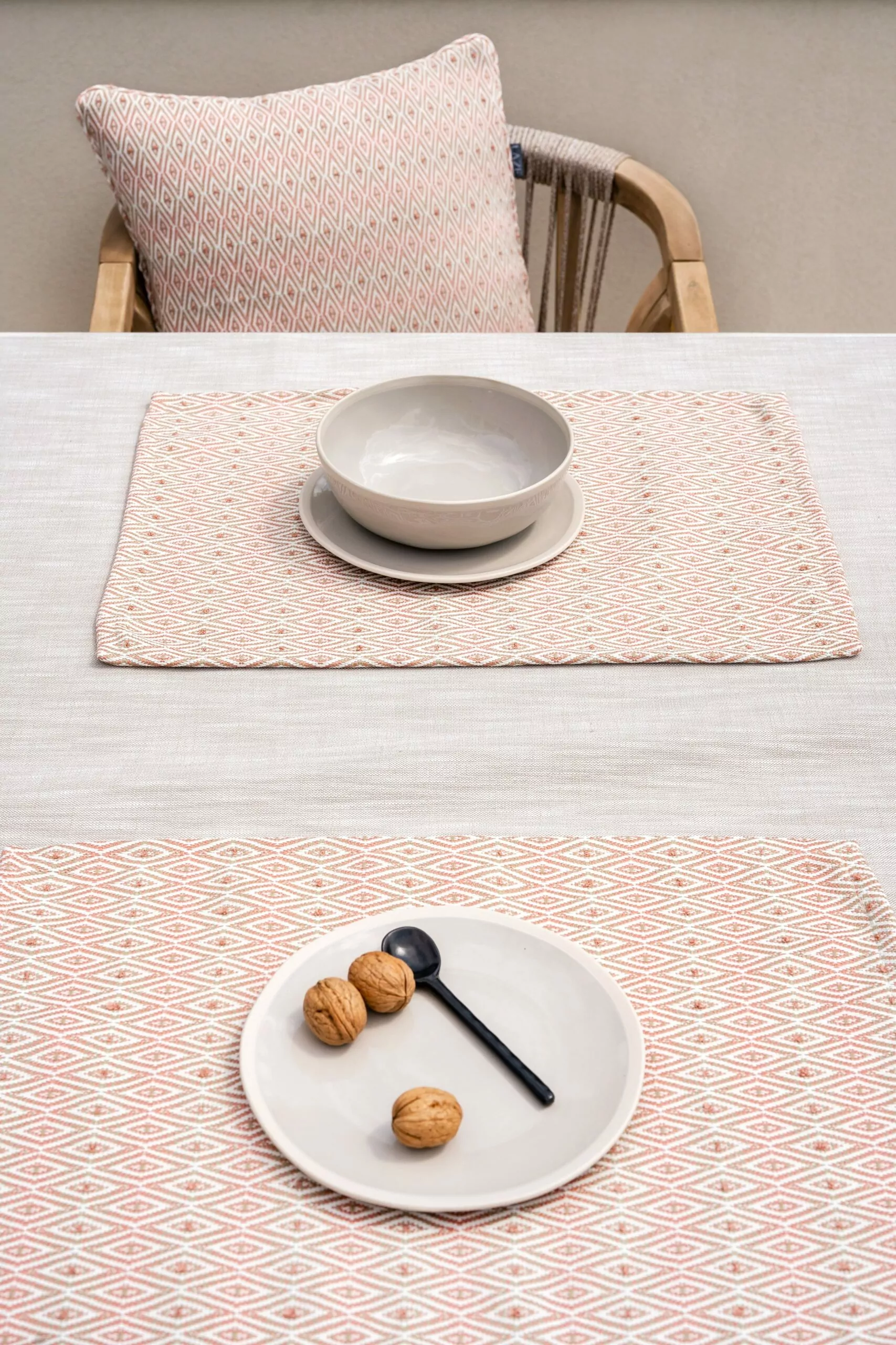 LAZE outdoor tablecloth 'Misty' beige and diamond blush placemats