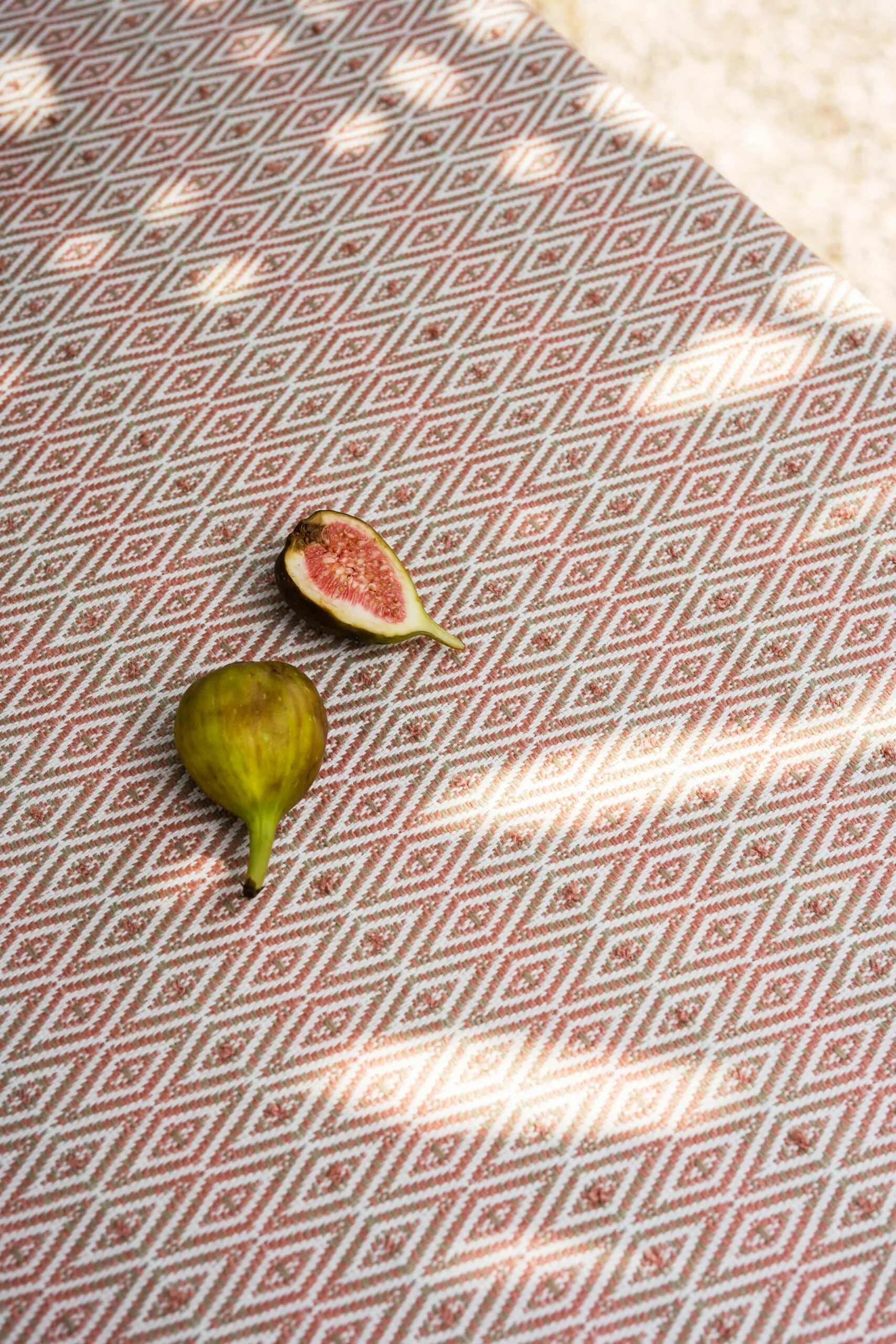 LAZE outdoor tablecloth diamond blush