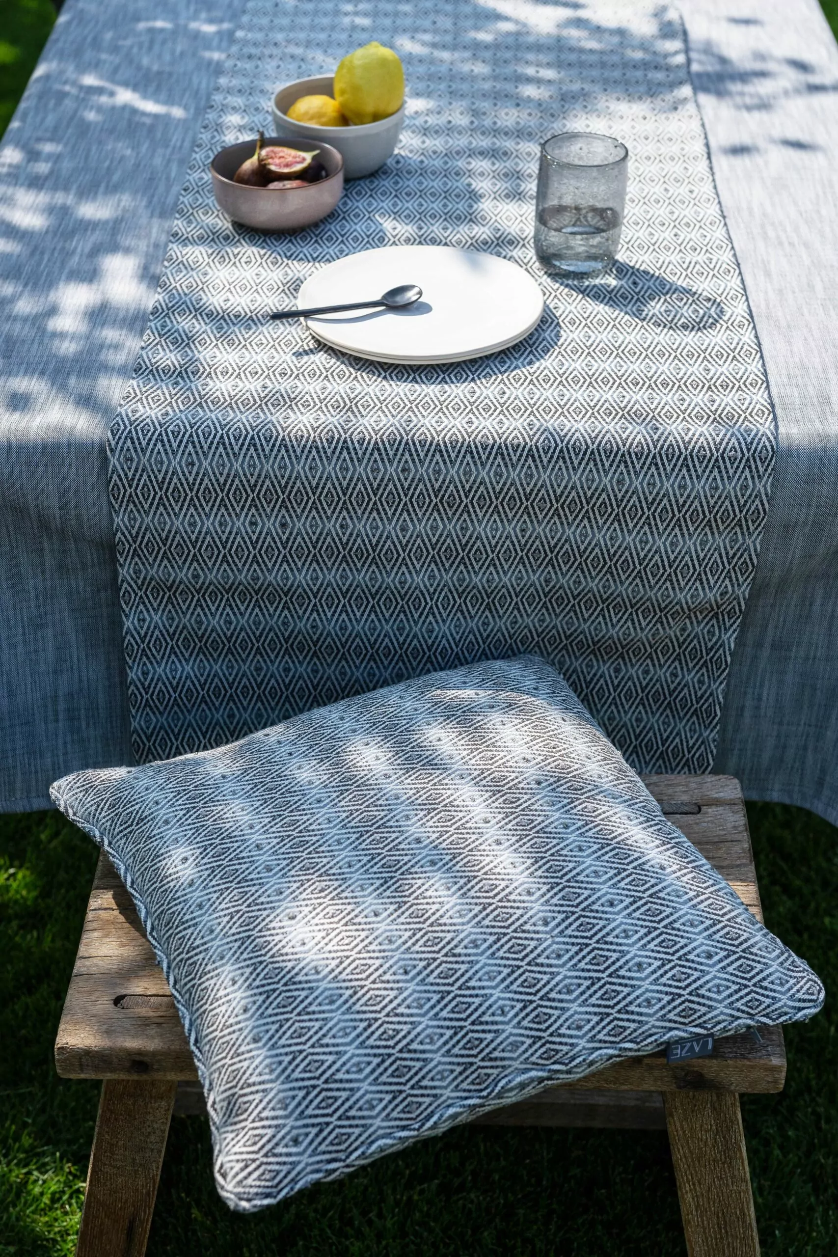 LAZE outdoor tablecloth ‘Misty’ dark grey and table runner diamond grey
