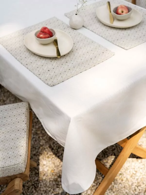 LAZE outdoor tablecloth 'misty' white and placemats diamond beige