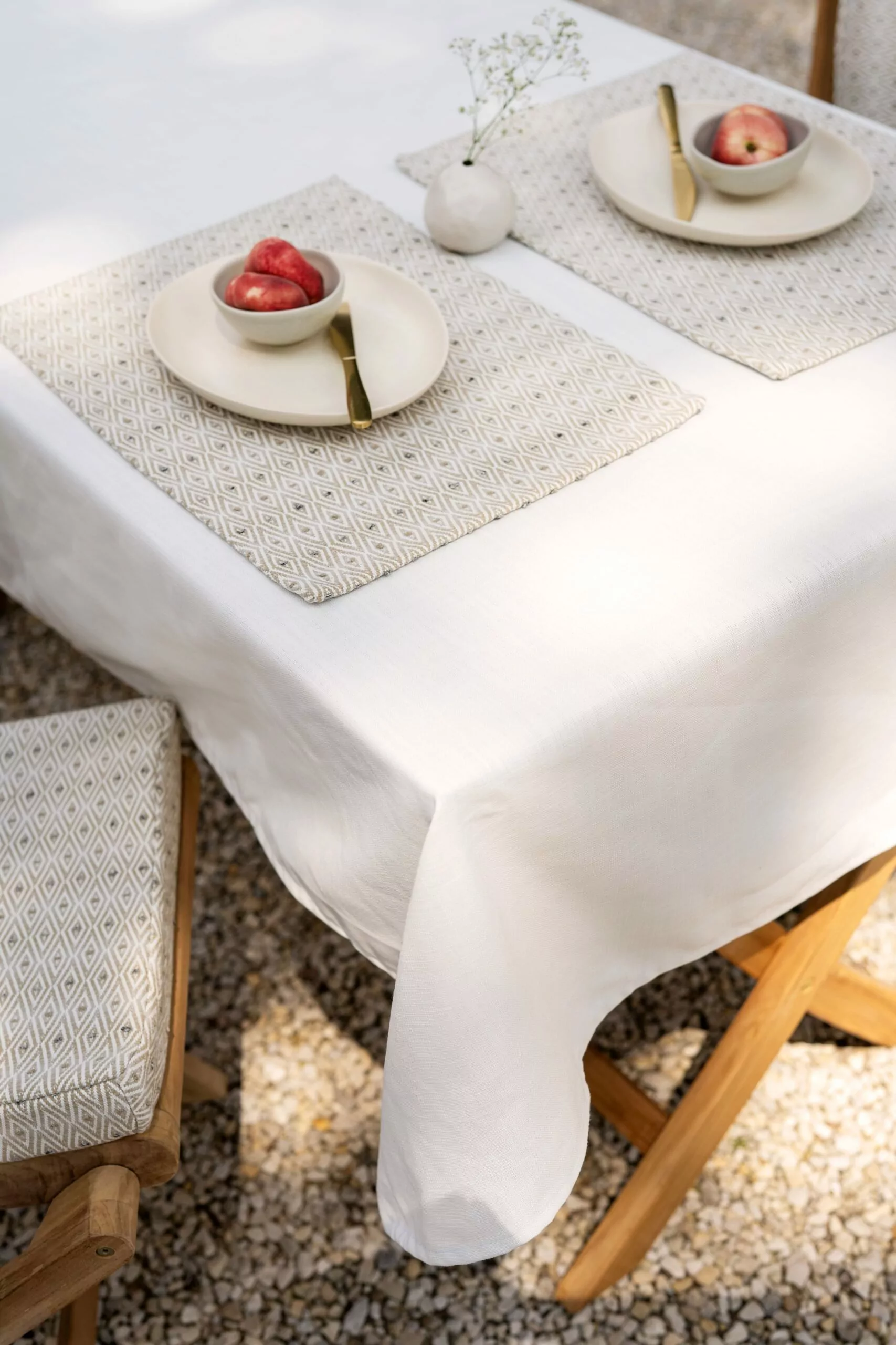 LAZE outdoor tablecloth 'misty' white and placemats diamond beige