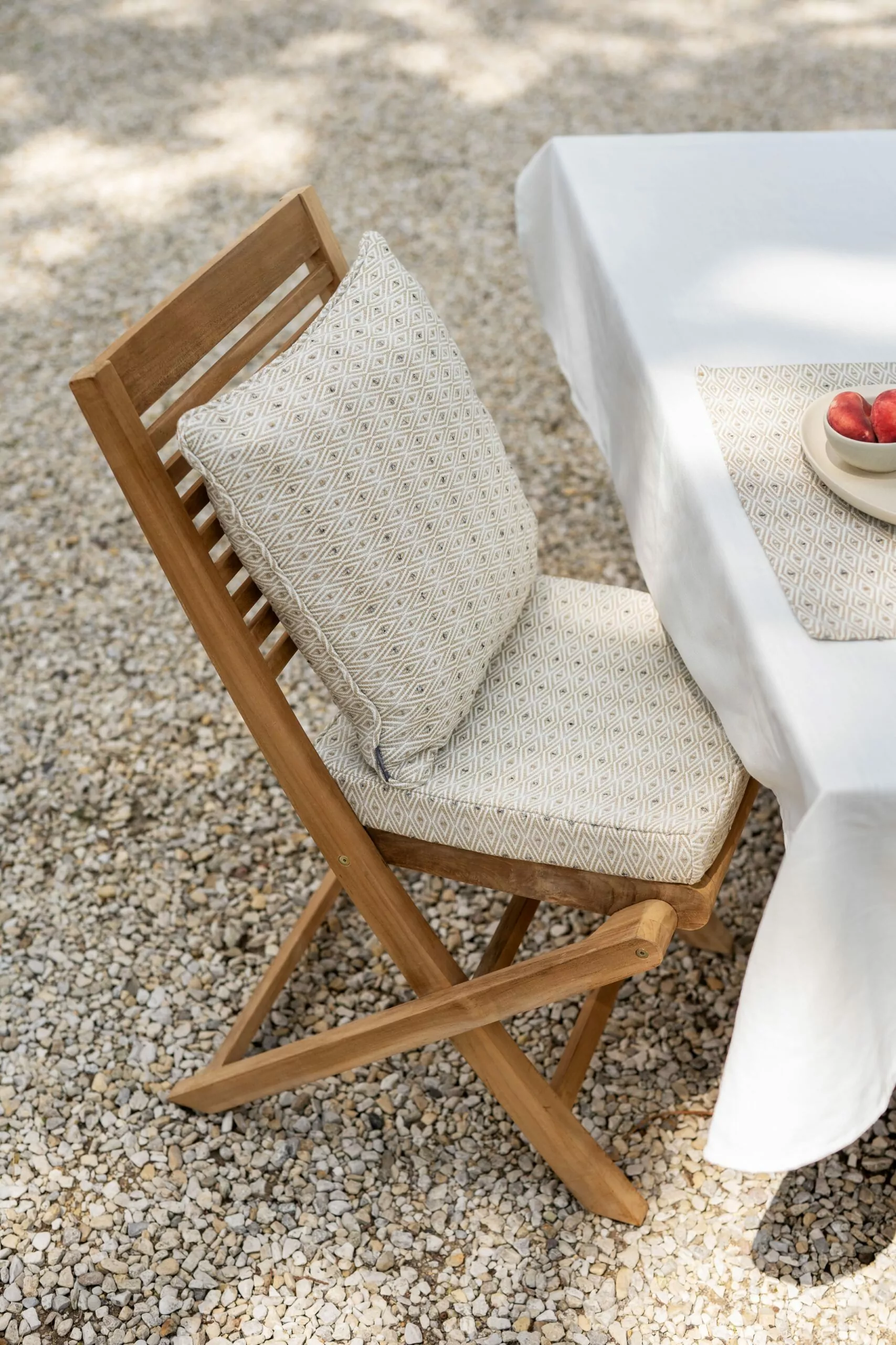 LAZE outdoor tablecloth 'misty' white and placemats and cushions diamond beige