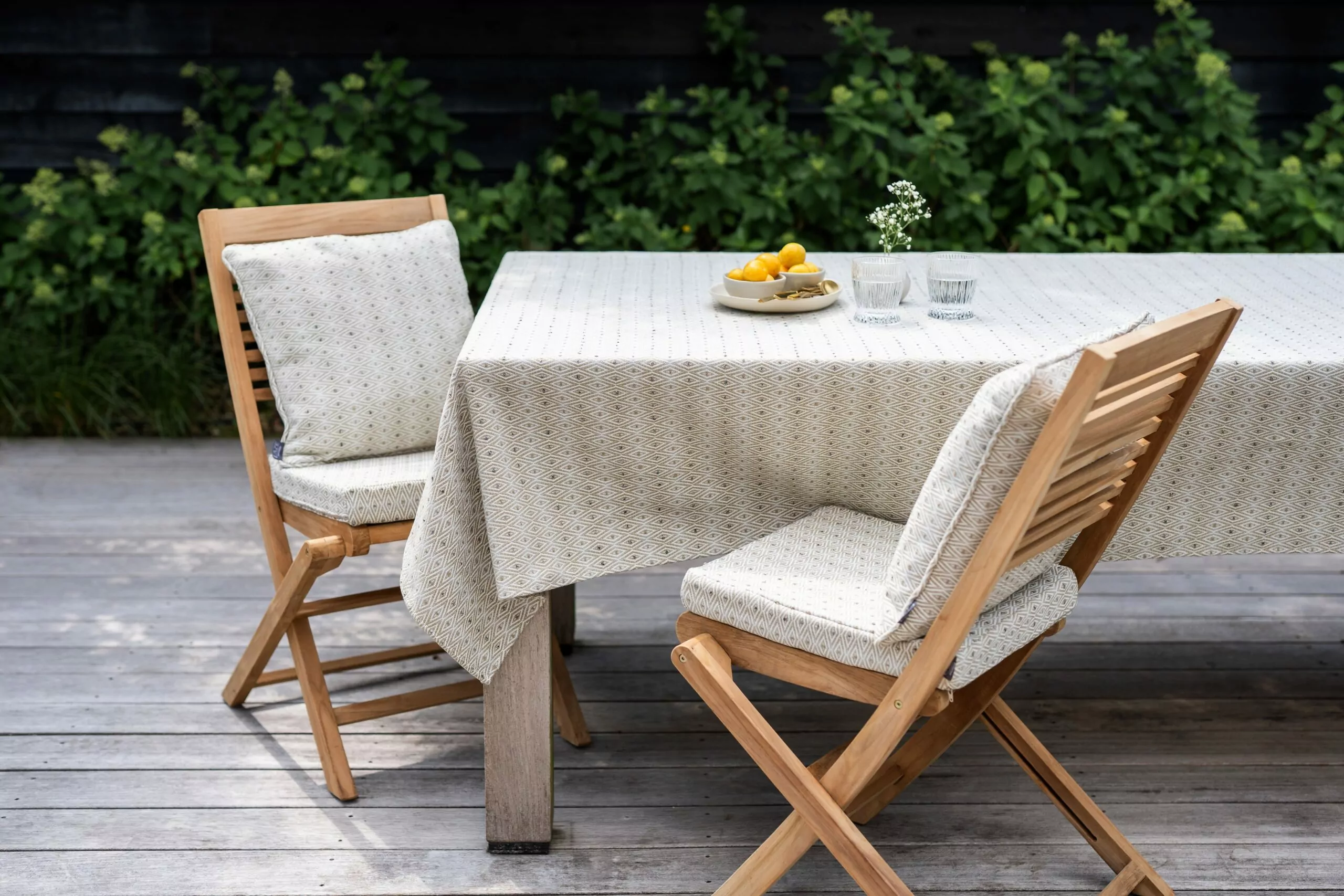 LAZE outdoor tablecloth diamond beige and matching cushions