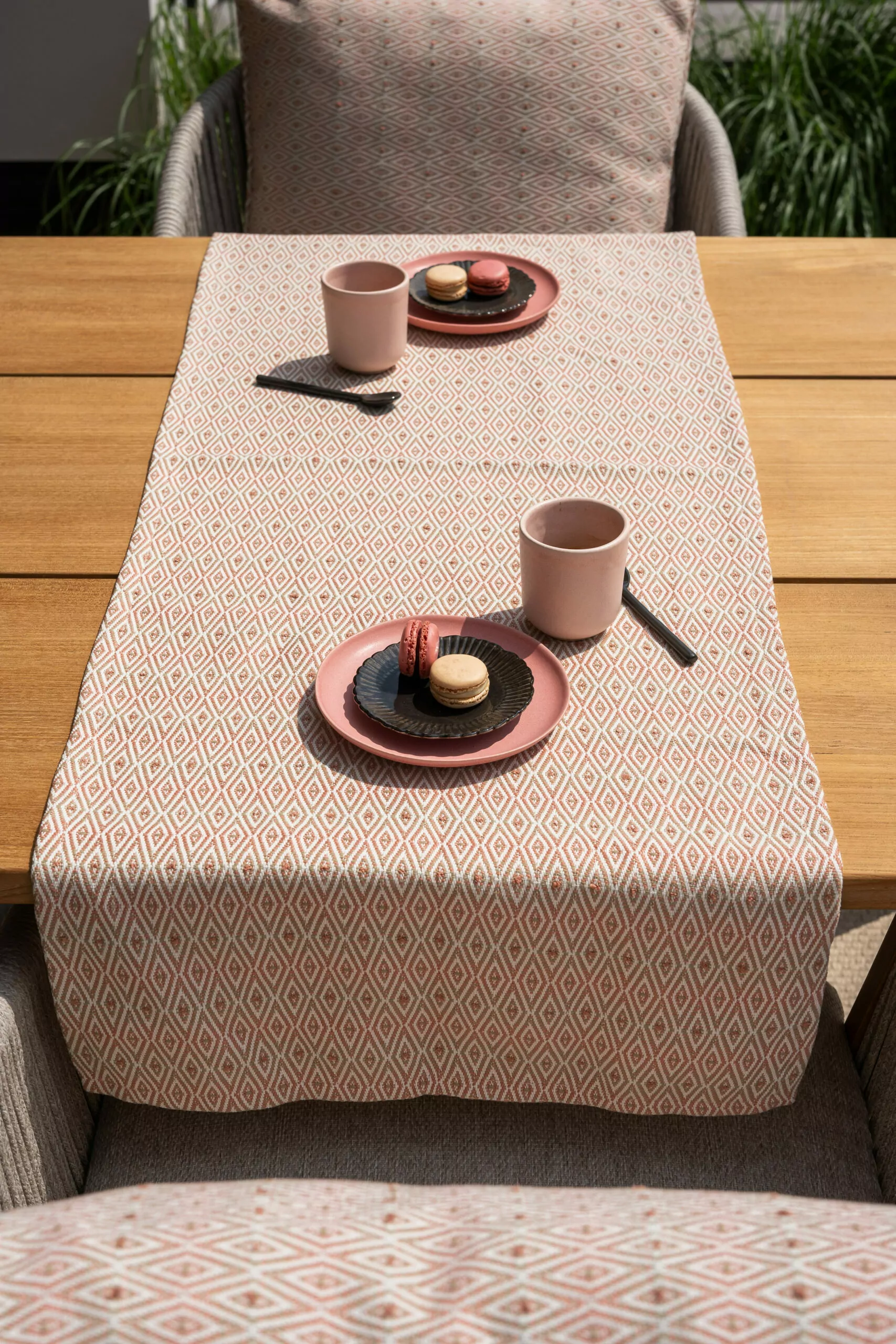 LAZE outdoor table runner diamond blush