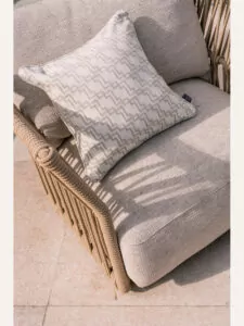 LAZE sierkussen in beige 'geo' patroon