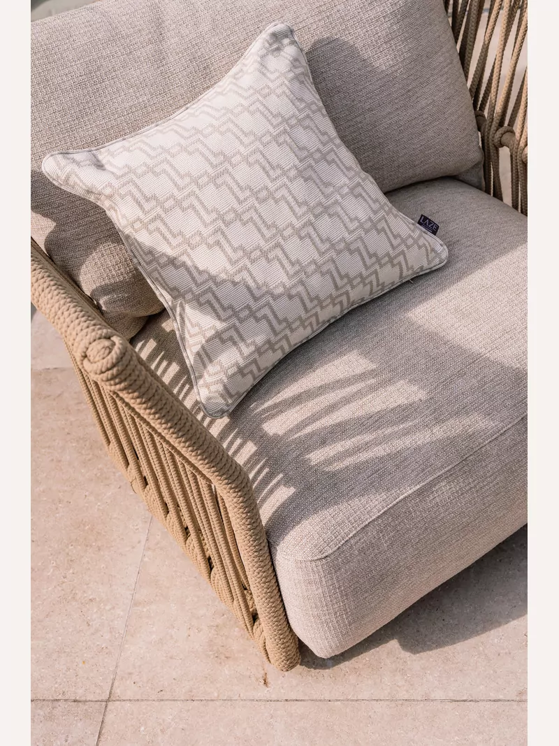 LAZE sierkussen in beige 'geo' patroon