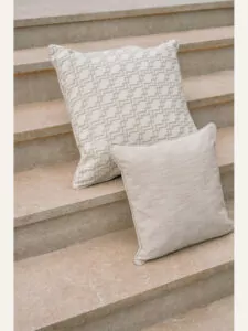 LAZE buiten sierkussens in beige met modern 'Maze' en effen 'Misty' patroon