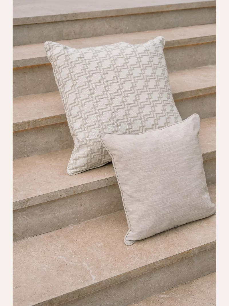 LAZE buiten sierkussens in beige met modern 'Maze' en effen 'Misty' patroon