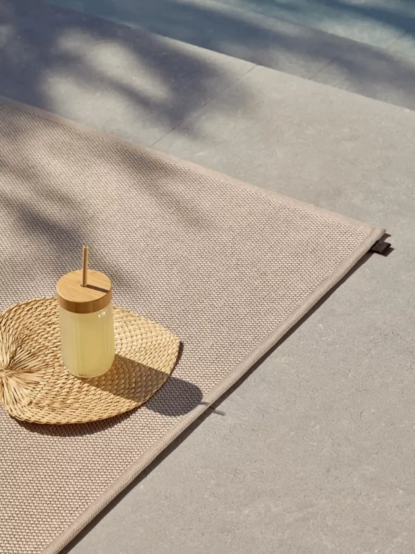 Fijn geweven buiten vloerkleed beige met rotan blad en limonade