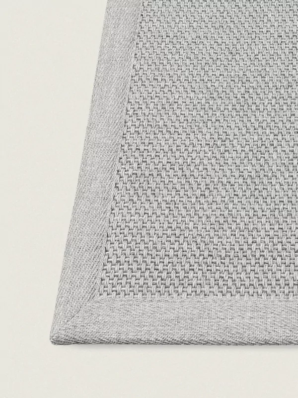 Fijn geweven buiten vloerkleed op maat gemaakt in kleur lichtgrijs