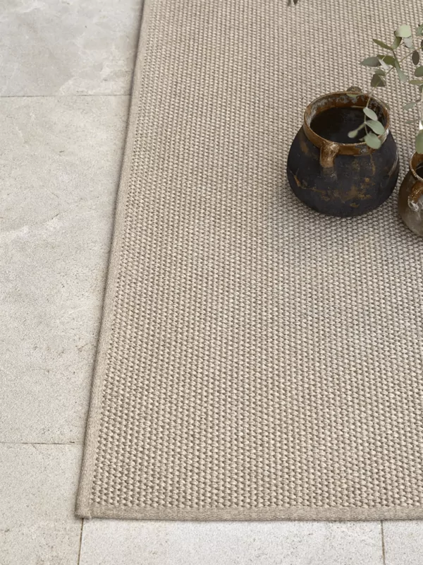 Buitenkleed sisal look fijn geweven zandkleur met potten en eucalyptus