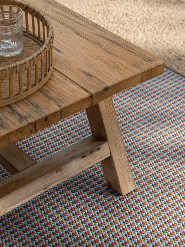 Buitenkleed sisal look met kleurencombinatie 1 met houten tafel