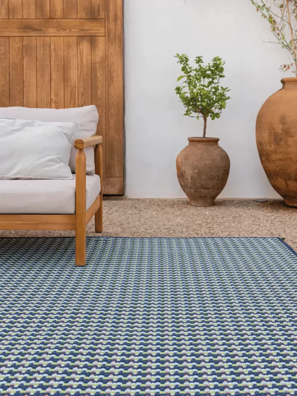 Buitenkleed sisal look met kleurencombinatie 2 met houten bank en terra cotta vazen