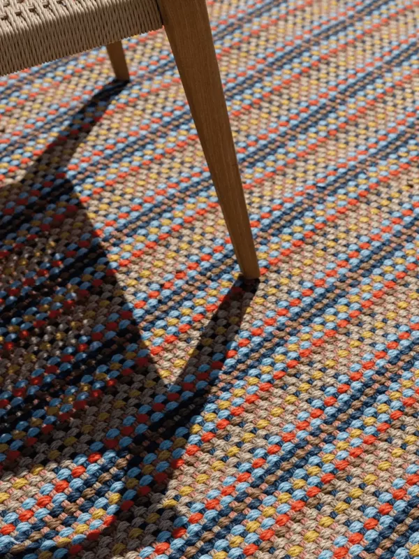 Buitenkleed sisal look met kleurencombinatie 4 close-up met houten stoel