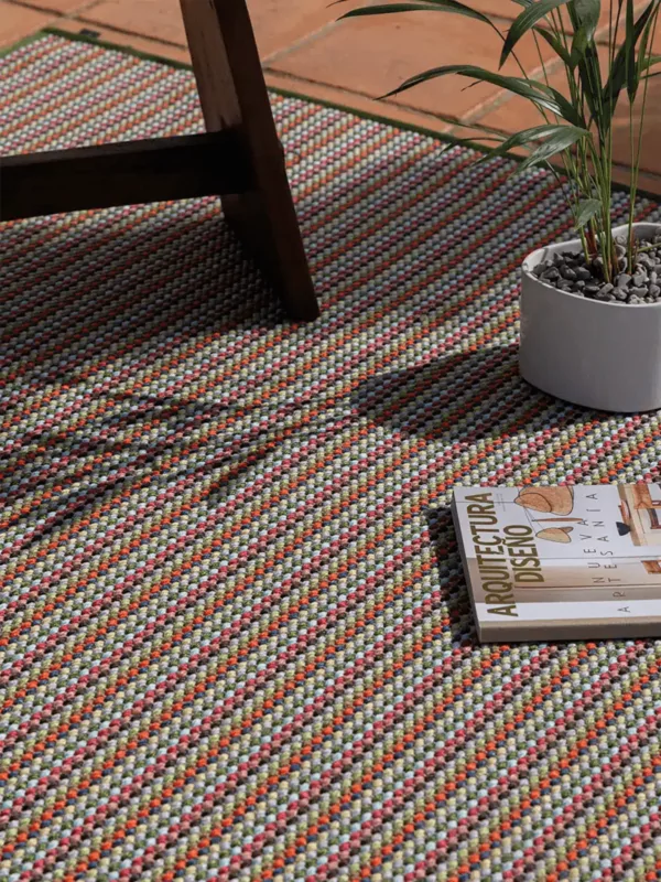 Buitenkleed sisal look met kleurencombinatie 5 met plant en tijdschrift