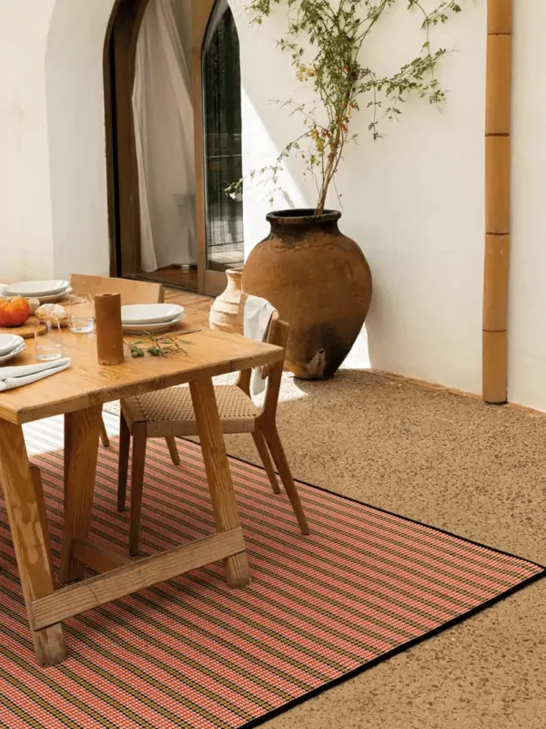 Buitenkleed sisal look met kleurencombinatie 6 met gedekte houten eettafel