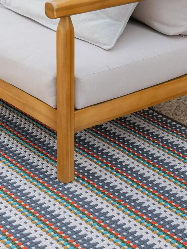 Buitenkleed sisal look met kleurencombinatie 8 close-up met houten bank
