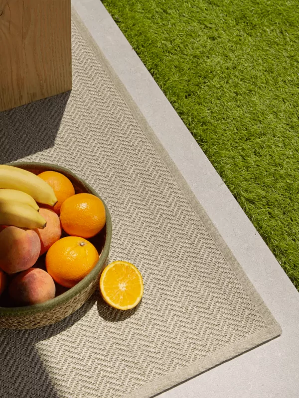 Fijn geweven buiten vloerkleed met zigzag patroon taupe met fruitschaal