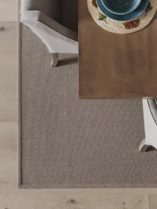 Fijn geweven buiten vloerkleed met zigzag patroon zand met eetkamertafel en stoelen