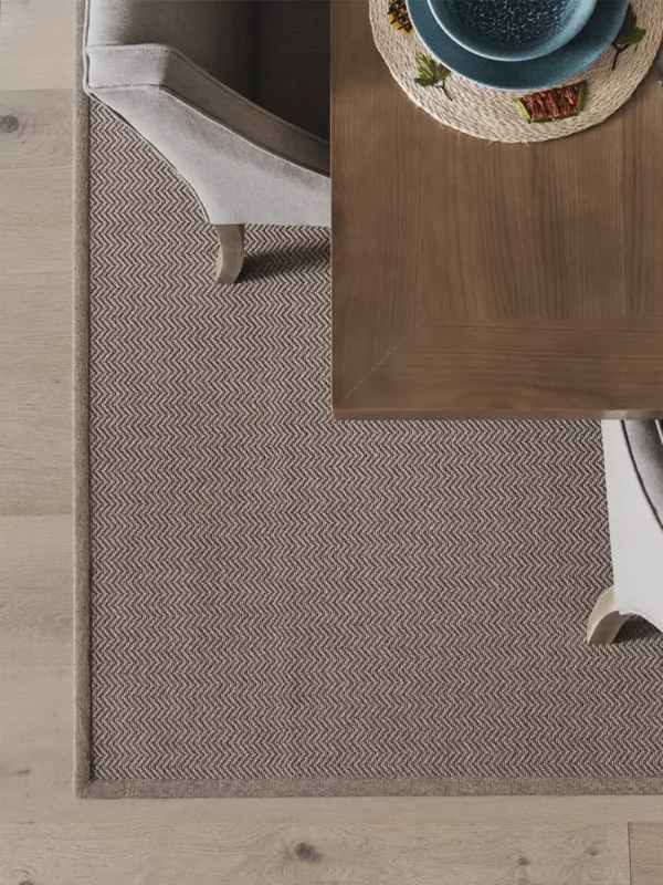 Fijn geweven buiten vloerkleed met zigzag patroon zand met eetkamertafel en stoelen